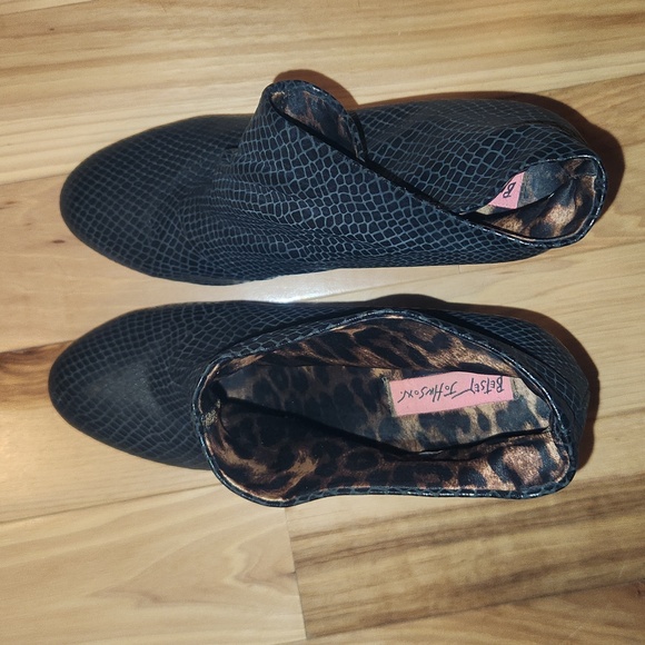 Betsy Johnson black "snakeskin" leather stiletto slouchy booties, 3.75" heel - Picture 3 of 7